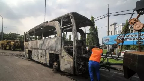 Bus terbakar di Pintu Tol Menanggal, Begini Nasib Penumpangnya - GenPI.co JATIM