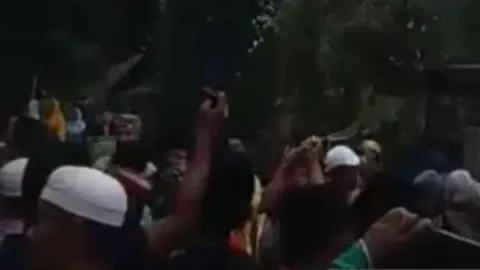 Viral Video Massa Ponpes di Madura Adang Polisi, Simak Kronologinya - GenPI.co JATIM