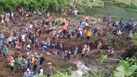 Kronologi Korban Hilang Tertimbun Tanah Longsor di Malang, BPBD Berikan Penjelasan - GenPI.co JATIM