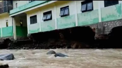 Banjir Bandang Trenggalek Rusak Sekolah, 5 Ruang Kelas Hancur - GenPI.co JATIM
