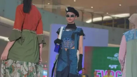 Surabaya Fashion Trend, Tampilkan 200 Busana Bertema Retro - GenPI.co JATIM