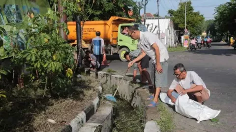 Kerja Bakti Massal Surabaya, Warga Kaget Sampah Langsung Diangkut DLH - GenPI.co JATIM