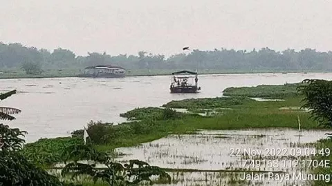 Gara-Gara Sampah, Perahu Penyeberangan Sungai Brantas Kecelakaan - GenPI.co JATIM