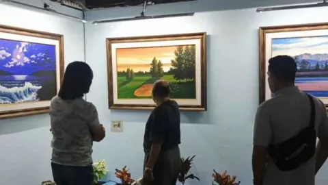 17 Lukisan SBY Dipamerkan di Pasar Seni Lukis, Jadi Lokasi Selfie Pengunjung - GenPI.co JATIM