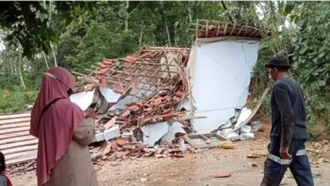 Tanah Gerak Kabupaten Blitar, Robohkan 2 Bangunan - GenPI.co JATIM