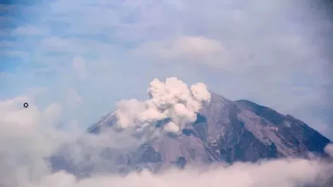 Waspada Abu Vulkanik Semeru, PVMBG: Jangan Beraktivitas Pada Jarak 500 Meter - GenPI.co JATIM