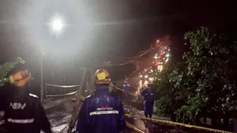 Hujan Lebat, Jalan Provinsi Batu Tertutup Longsor, Roda Empat Putar Balik - GenPI.co JATIM