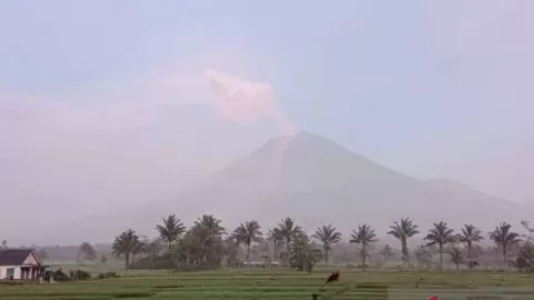 Gunung Semeru Masih Erupsi, Hari Ini Terjadi 29 Letusan, Warga Tetap Waspada - GenPI.co JATIM