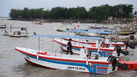 Nelangsa, Cuaca Buruk, Nelayan Lamongan 1 Minggu Tak Melaut - GenPI.co JATIM