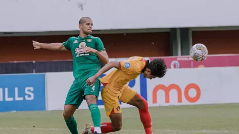 Persebaya vs Persik 1-1, Aji Santoso Kecewa Keputusan Wasit Liga 1 - GenPI.co JATIM