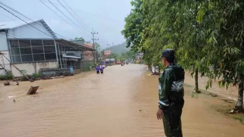 Banjir Bandang Putus Jalur Pacitan-Trenggalek, Belasan Rumah Terendam - GenPI.co JATIM