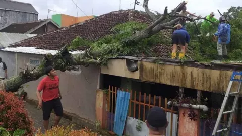 Hujan Deras Disertai Angin Kencang di Malang Membuat 20 Rumah Rusak di 3 Desa - GenPI.co JATIM