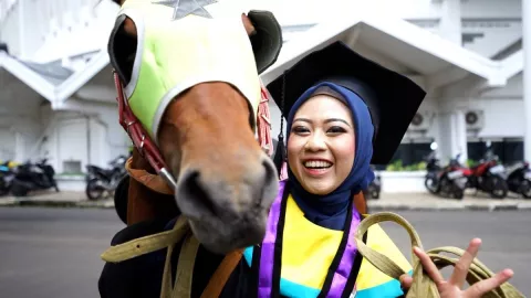 Unik, Mahasiswa UMM Hadiri Wisuda Menggunakan Kuda - GenPI.co JATIM