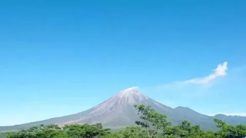 Gunung Semeru Muntahkan 20 Kali Letusan, Warga Tetap Waspada - GenPI.co JATIM