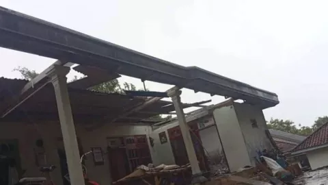 Angin Kencang Melanda Pamekasan, 49 Rumah Rusak di 13 Kecamatan - GenPI.co JATIM