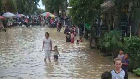 Pamit Isi Daya Ponsel Saat Banjir, Warga Sampang Ditemukan Meninggal Dunia - GenPI.co JATIM