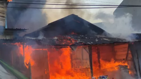 Kebakaran di Surabaya, Sebuah Rumah Ludes Dilahap Si Jago Merah - GenPI.co JATIM