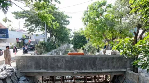 Saluran Diperbaiki, Warga Babatan Surabaya Senang, Kampungnya Tak Lagi Banjir - GenPI.co JATIM