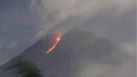 Gunung Semeru Erupsi, Keluarkan Lava Pijar Sejauh 500 Meter - GenPI.co JATIM