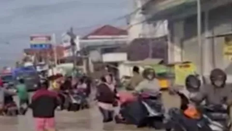 Hujan Deras, Bangkalan Banjir dan Macet Panjang di Jalan Nasional Madura - GenPI.co JATIM