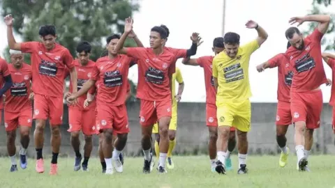 Kondisi Pemain Arema FC Membaik Pascatragedi Kanjuruhan, Siap Bertarung Seperti Singa - GenPI.co JATIM