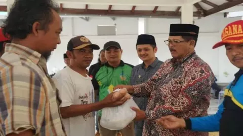 Tak Bisa Melaut, Puluhan Nelayan dapat Bantuan Pemkab Bangkalan - GenPI.co JATIM