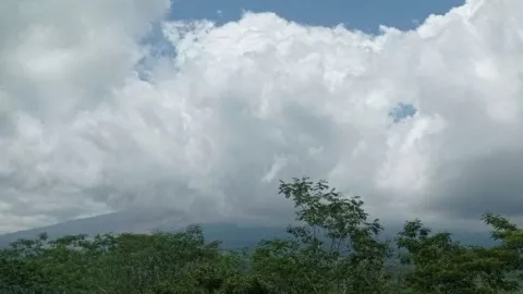 Gunung Semeru Erupsi, Keluarkan Asap Tebal - GenPI.co JATIM