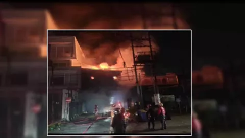 Gudang Swalayan 2 Lantai di Surabaya Hangus Terbakar, 15 Damkar Dikerahkan - GenPI.co JATIM