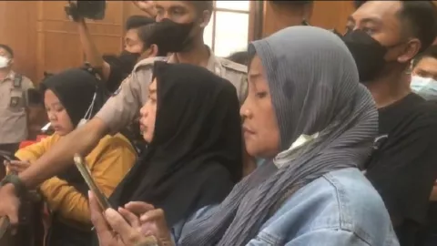 Datang ke PN Surabaya, Ibu Asal Pasuruan Tuntut Keadilan Tragedi Kanjuruhan - GenPI.co JATIM