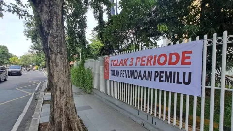 Spanduk Tolak Presiden 3 Periode di Surabaya, Warga Sebut Belum Lama Dipasang - GenPI.co JATIM