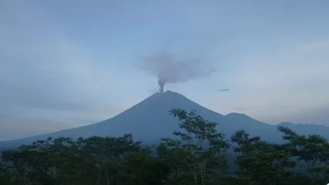 Gunung Semeru Kembali Erupsi, Letusan Terpantau 5 Kali - GenPI.co JATIM