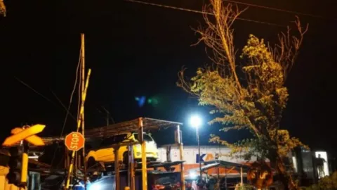 Kronologi Kecelakaan Kereta Api Sancaka Tabrak Truk, Lokomotif Rusak Parah - GenPI.co JATIM