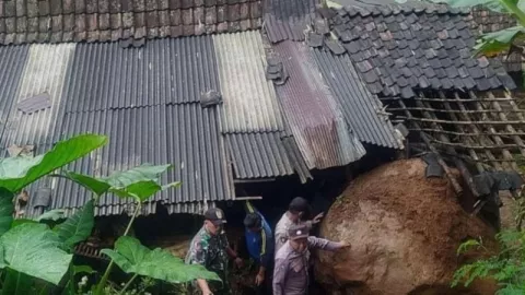 Hujan Deras, Tembok 2 Rumah Warga di Situbondo Bolong Dihantam Longsoran Batu - GenPI.co JATIM