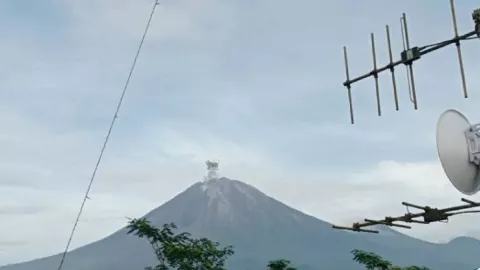 Gunung Semeru Erupsi Lagi, Letusan Terpantau 19 Kali - GenPI.co JATIM