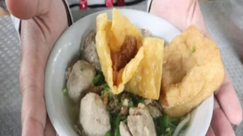 Segarnya Kuah Bakso Pak Ndut di Kota Malang, Ambil Sayur Sepuasnya - GenPI.co JATIM