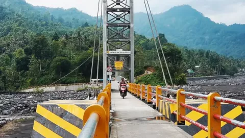 Diterjang Lahar Dingin, 1 Sling Jembatan Gantung Kali Regoyo Lumajang Putus - GenPI.co JATIM