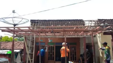Puting Beliung Rusak 25 Rumah di Situbondo, Warga Ketakutan Selamatkan Diri - GenPI.co JATIM