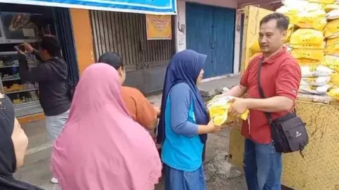 Pemkab Madiun Buka Pasar Murah, Warga Rela Antre Kupon Sejak Pagi - GenPI.co JATIM