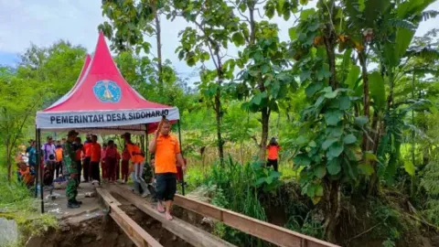BPBD Ponorogo Bangun Jembatan Darurat untuk Kirim Bantuan Korban Banjir - GenPI.co JATIM