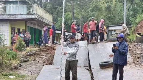 Hujan Lebat, Jalur Desa di Ponorogo-Pacitan Ambles, Aktivitas Warga Terganggu - GenPI.co JATIM
