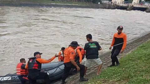 Korban Terseret Sungai Jagir Surabaya Belum Ketemu, Pencarian Dilanjutkan Hari Ini - GenPI.co JATIM