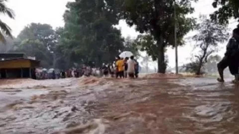 Bondowoso Banjir, Jalan Nasional Sempat Lumpuh Total - GenPI.co JATIM