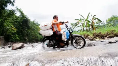 Jembatan Limpas Situbondo Penuh Batu dan Kayu, Warga Takut Melintas - GenPI.co JATIM