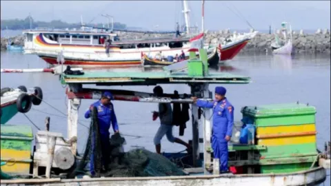 Nekat Tangkap Ikan Pakai Cantrang, Nelayan Situbondo Harus Tanggung Akibatnya - GenPI.co JATIM