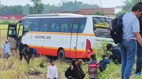 Kronologi Bus Harapan Jaya Terperosok Sawah, Penumpang Histeris - GenPI.co JATIM