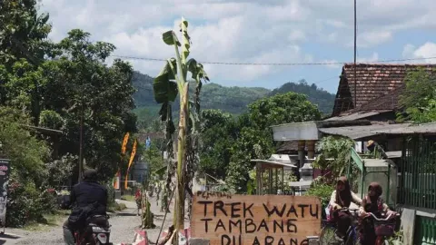 Kesal Laporan Tak Direspons, Warga Sumberagung Tanam Pohon Pisang di Jalan Berlubang - GenPI.co JATIM