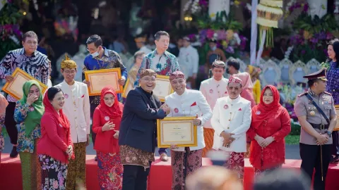 Terima Penghargaan di HUT ke-730, PT SIER Komitmen Ikut Bangun Surabaya - GenPI.co JATIM
