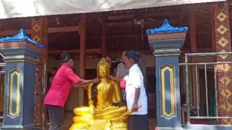 Hari Raya Waisak, Umat Buddha Ponorogo Gelar Ritual Mandi Rupang - GenPI.co JATIM