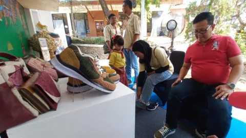Sepatu Sutera Karya Difabel dan Buruh Tani Binaan BRI Diborong Jokowi hingga Artis Kondang - GenPI.co JATIM