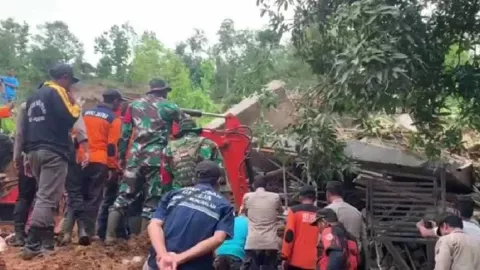 BPBD Jombang Perluas Area Pencarian Korban Longsor - GenPI.co JATIM